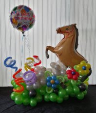 Paard op voet met verjaardag ballon Paard op voet met verjaardag ballon